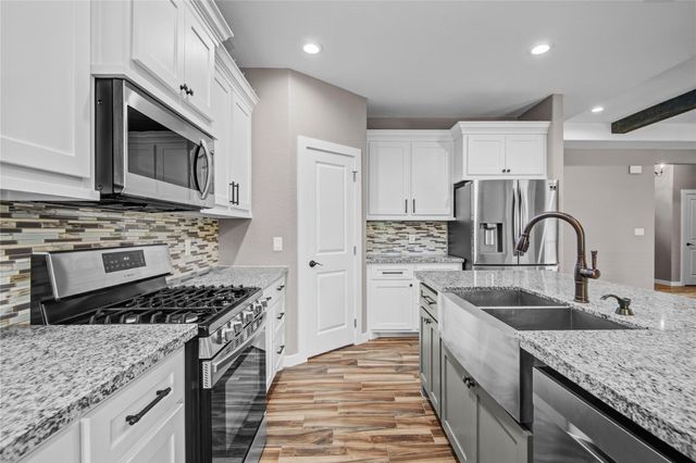 410 Winding Way Street, Lake Jackson, TX 77566