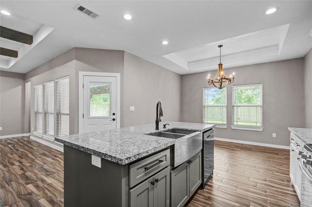 410 Winding Way Street, Lake Jackson, TX 77566