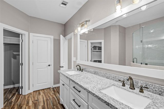 410 Winding Way Street, Lake Jackson, TX 77566