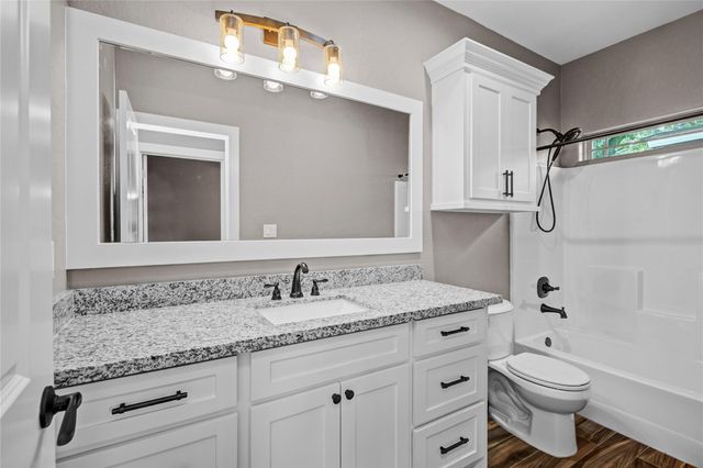 410 Winding Way Street, Lake Jackson, TX 77566