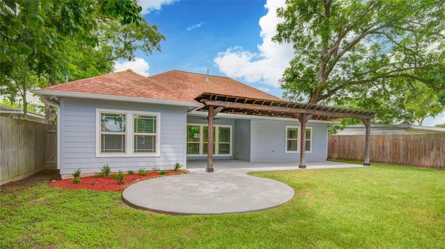 410 Winding Way Street, Lake Jackson, TX 77566
