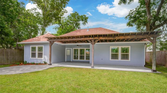 410 Winding Way Street, Lake Jackson, TX 77566