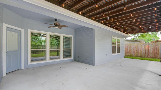 410 Winding Way Street, Lake Jackson, TX 77566