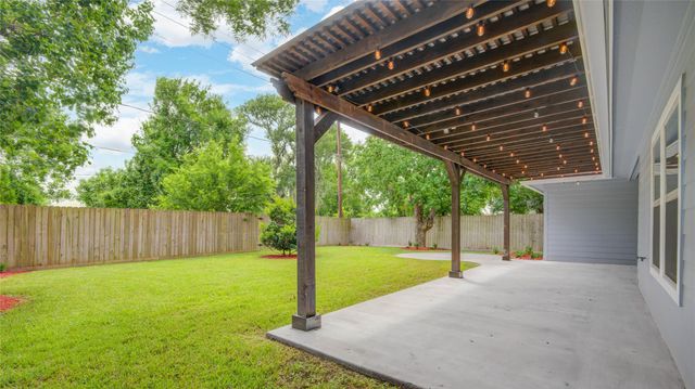 410 Winding Way Street, Lake Jackson, TX 77566