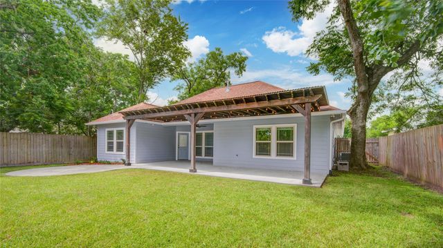 410 Winding Way Street, Lake Jackson, TX 77566