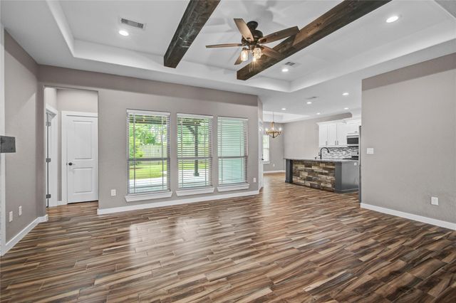 410 Winding Way Street, Lake Jackson, TX 77566