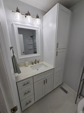 2209 W Concord Road, Muncie, IN 47304