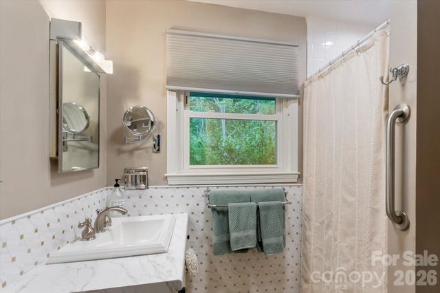132 E Whisperwood Circle, Hendersonville, NC 28791