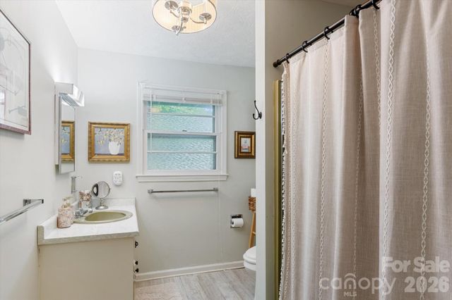 132 E Whisperwood Circle, Hendersonville, NC 28791