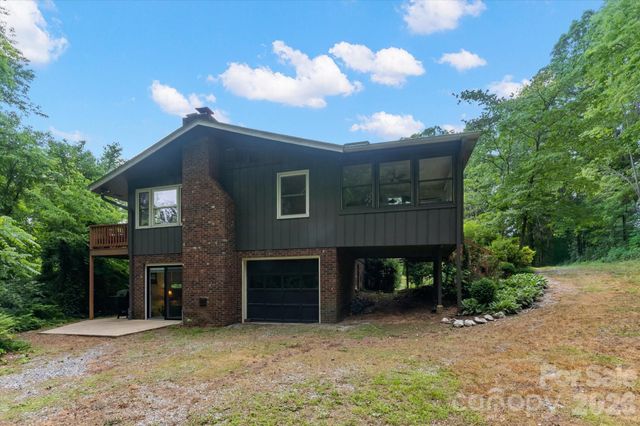 132 E Whisperwood Circle, Hendersonville, NC 28791