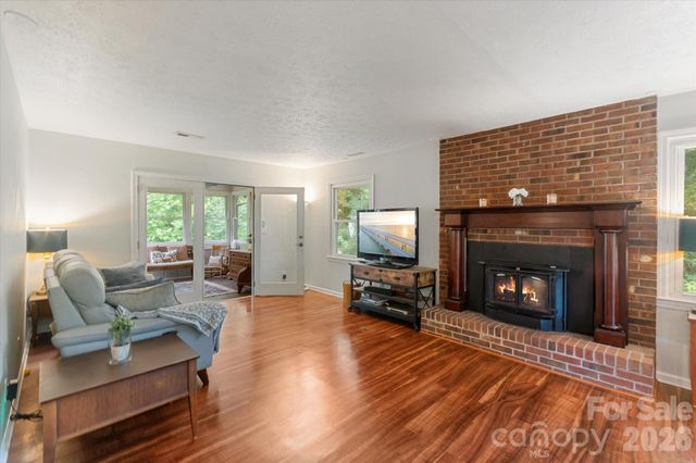 132 E Whisperwood Circle, Hendersonville, NC 28791
