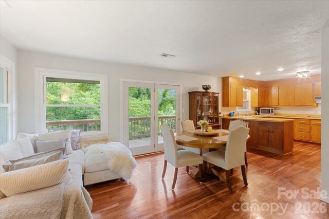 132 E Whisperwood Circle, Hendersonville, NC 28791