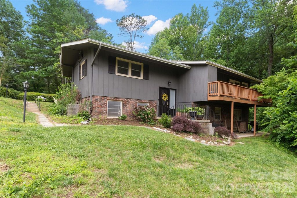 132 E Whisperwood Circle, Hendersonville, NC 28791
