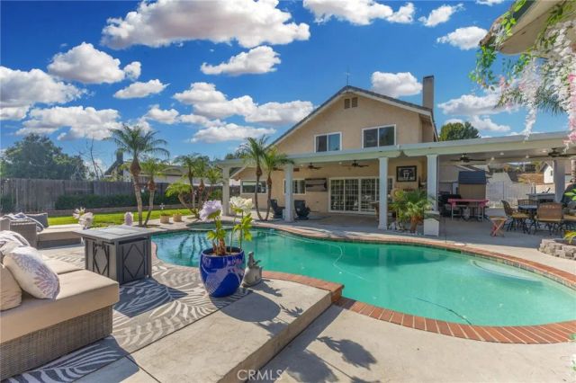 909 Nottingham Drive, Corona, CA 92880