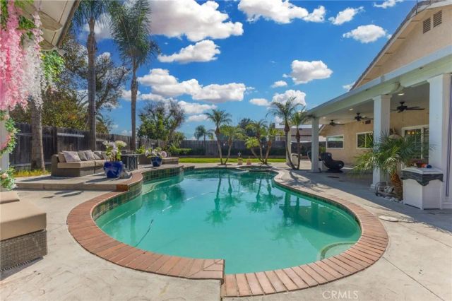 909 Nottingham Drive, Corona, CA 92880