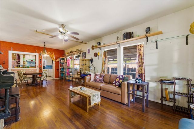 242 S Sycamore Ave, New Braunfels, TX 78130