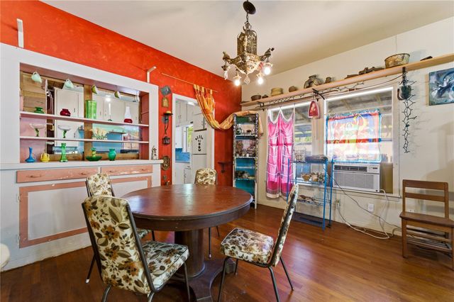 242 S Sycamore Ave, New Braunfels, TX 78130