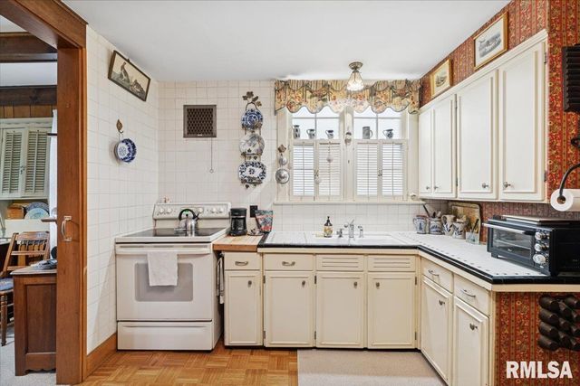 738 N BROAD Street, Galesburg, IL 61401