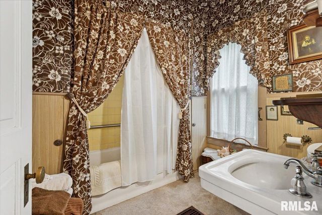 738 N BROAD Street, Galesburg, IL 61401