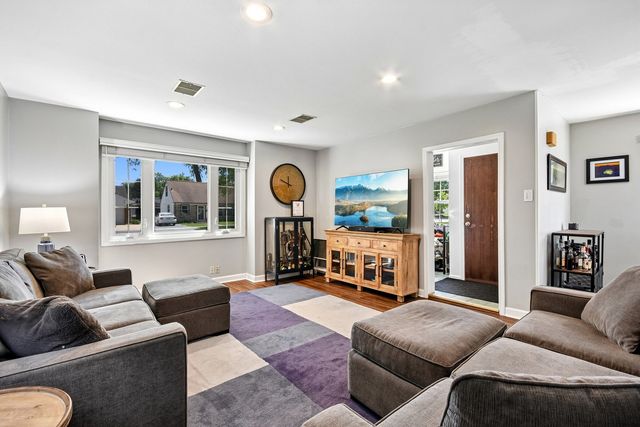 728 N Kennicott Avenue, Arlington Heights, IL 60004