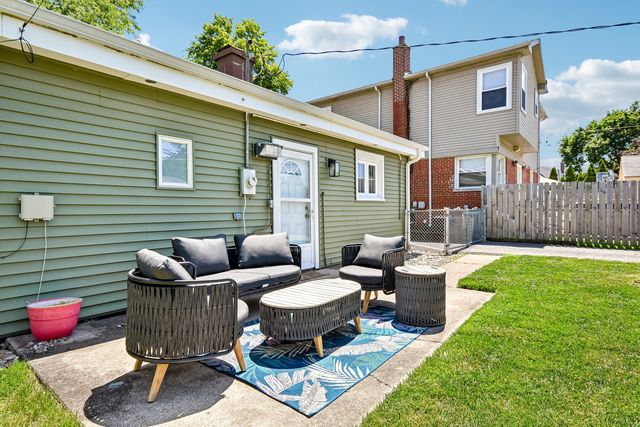 728 N Kennicott Avenue, Arlington Heights, IL 60004