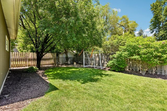 728 N Kennicott Avenue, Arlington Heights, IL 60004