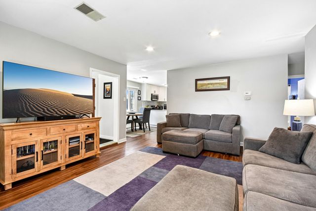 728 N Kennicott Avenue, Arlington Heights, IL 60004