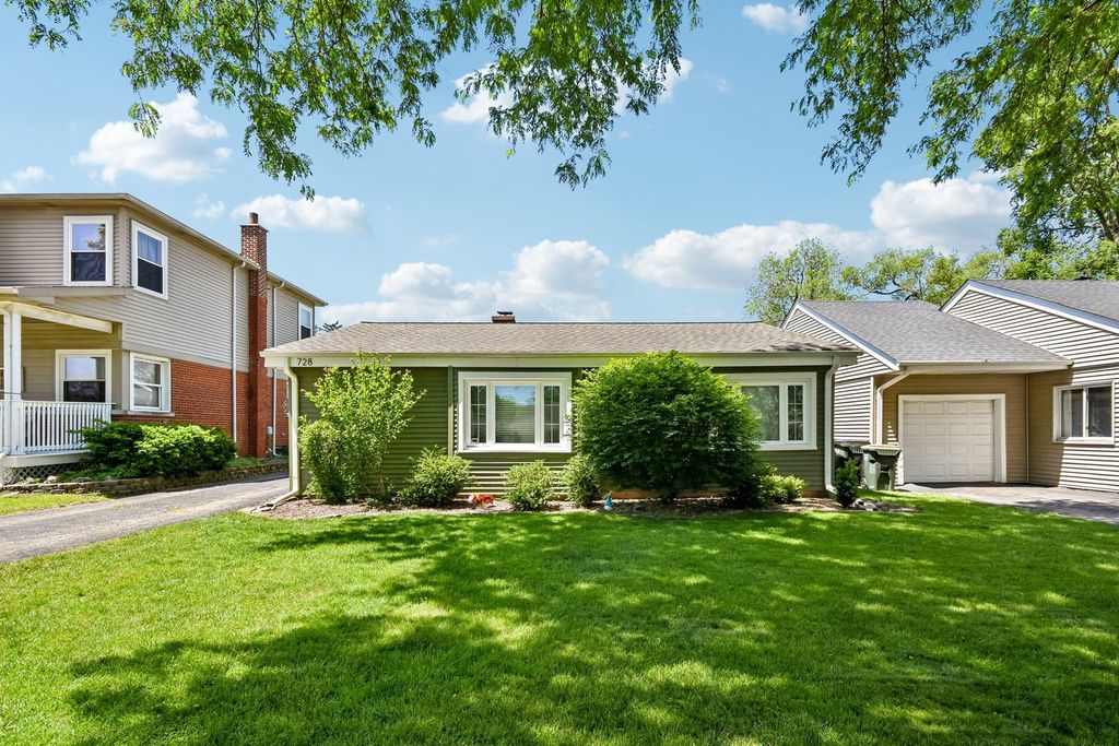 728 N Kennicott Avenue, Arlington Heights, IL 60004