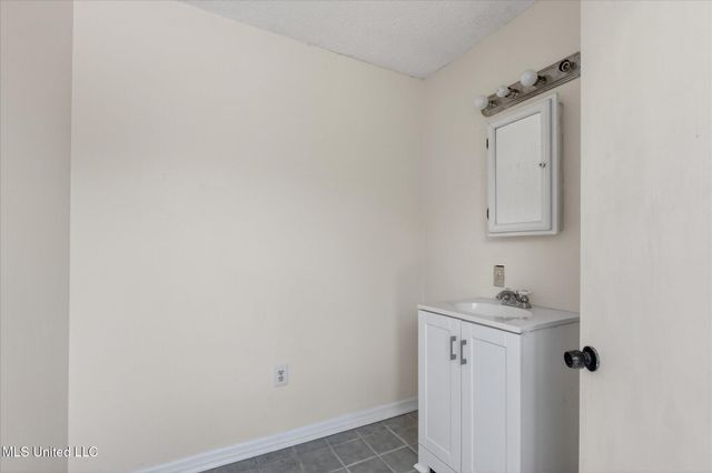 17080 Fenton Dedeaux Road, Kiln, MS 39556