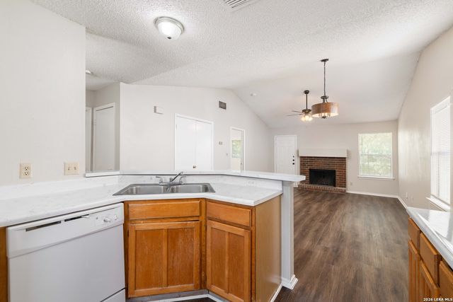 9213 Shadow Crest Dr, Converse, TX 78109