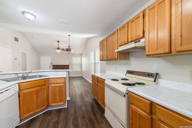 9213 Shadow Crest Dr, Converse, TX 78109