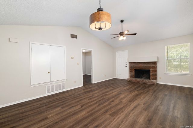 9213 Shadow Crest Dr, Converse, TX 78109