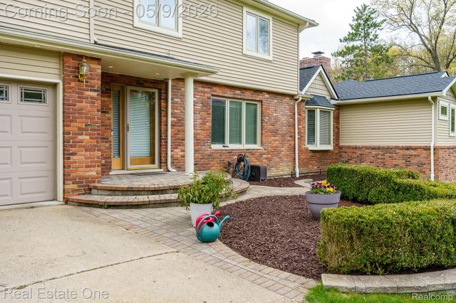9243 Sherwood Drive, Springfield Charter Township, MI 48350