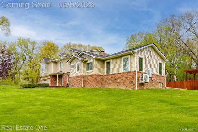9243 Sherwood Drive, Springfield Charter Township, MI 48350