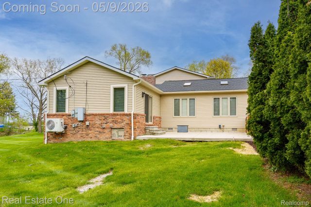 9243 Sherwood Drive, Springfield Charter Township, MI 48350