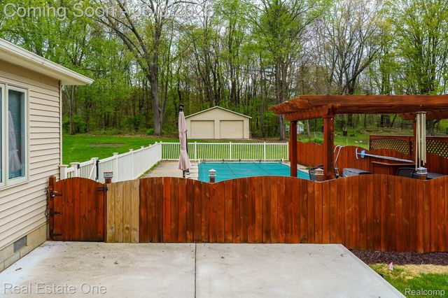 9243 Sherwood Drive, Springfield Charter Township, MI 48350