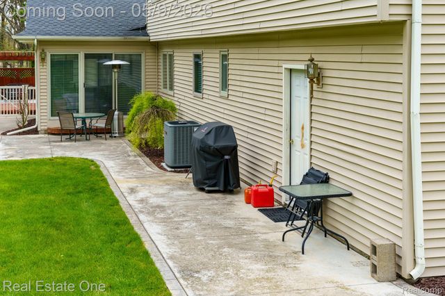 9243 Sherwood Drive, Springfield Charter Township, MI 48350