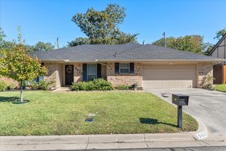 5425 Parliament Drive, Arlington, TX 76017