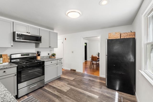 88 Hathaway St, Wareham, MA 02571