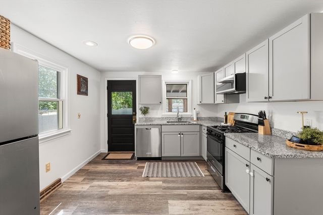 88 Hathaway St, Wareham, MA 02571
