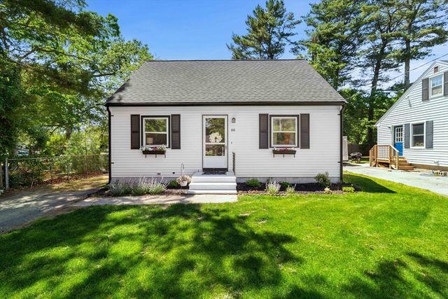 88 Hathaway St, Wareham, MA 02571