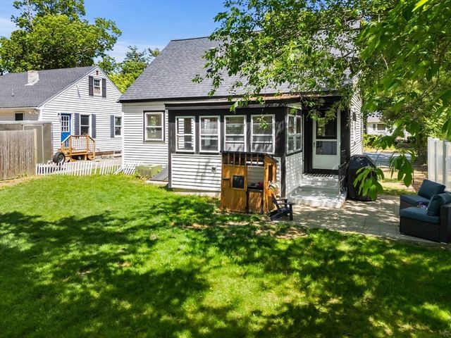 88 Hathaway St, Wareham, MA 02571