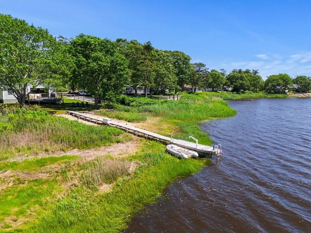 88 Hathaway St, Wareham, MA 02571