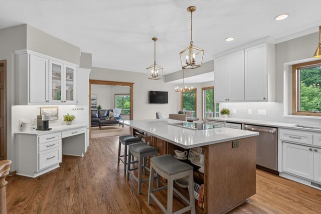 815 Promontory Place, Eagan, MN 55123