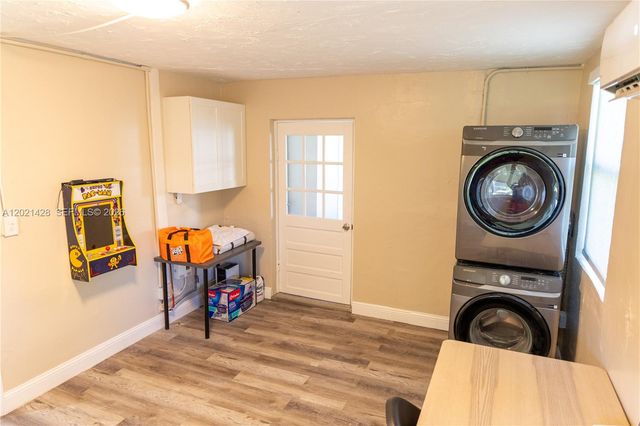 250 NW 14th Way, Dania Beach, FL 33004