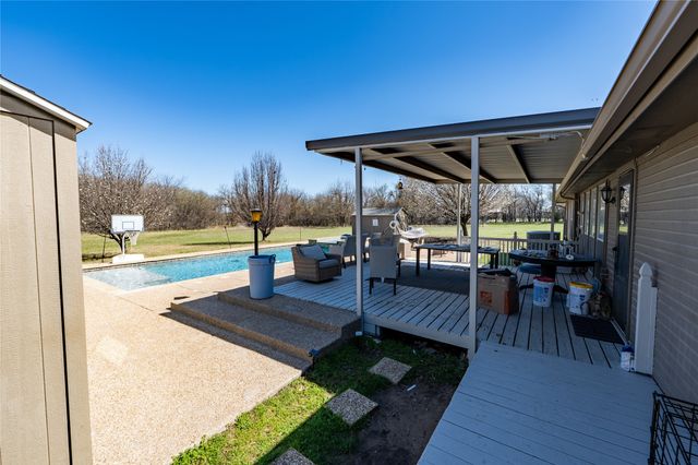 611 Gladness, Rhome, TX 76078