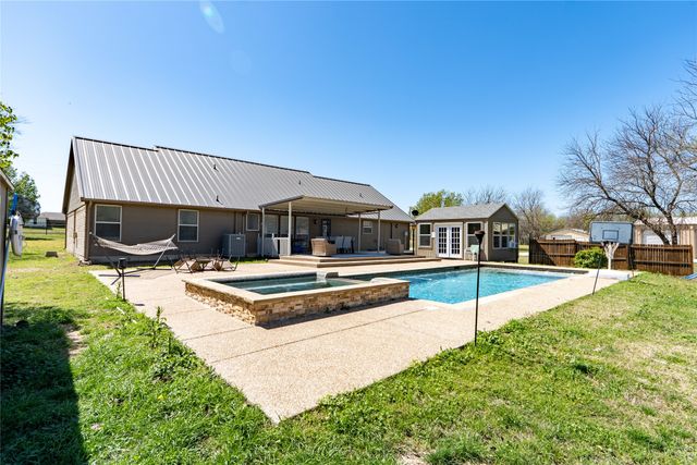 611 Gladness, Rhome, TX 76078