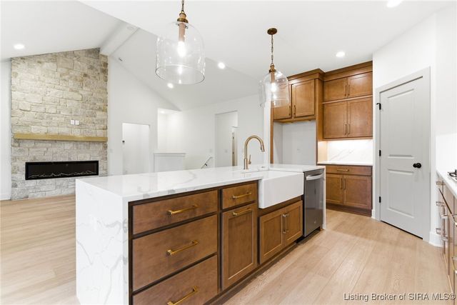 707 Lillian Way, Jeffersonville, IN 47130