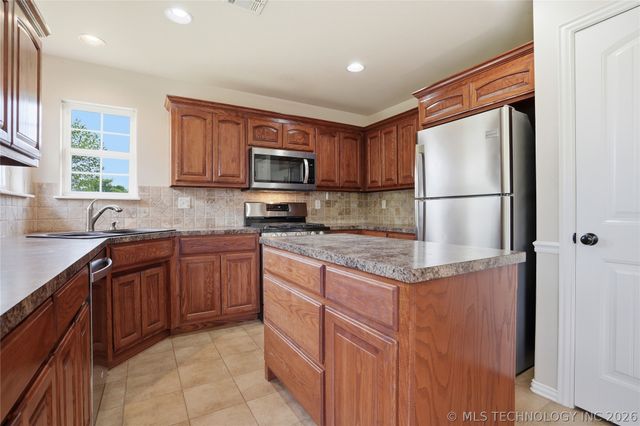 218 W 52nd Street, Sand Springs, OK 74063