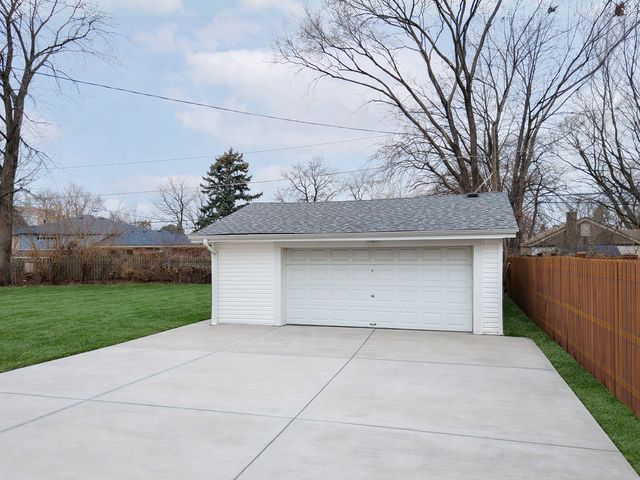 8110 Lockwood Avenue, Burbank, IL 60459